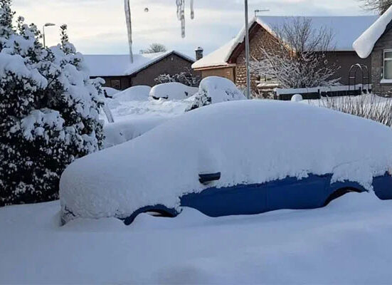 برطانیہ میں سردی کی وجہ سے تعلیمی ادارے بند، بچے گھروں قید، والدین بہتری کے منتظر