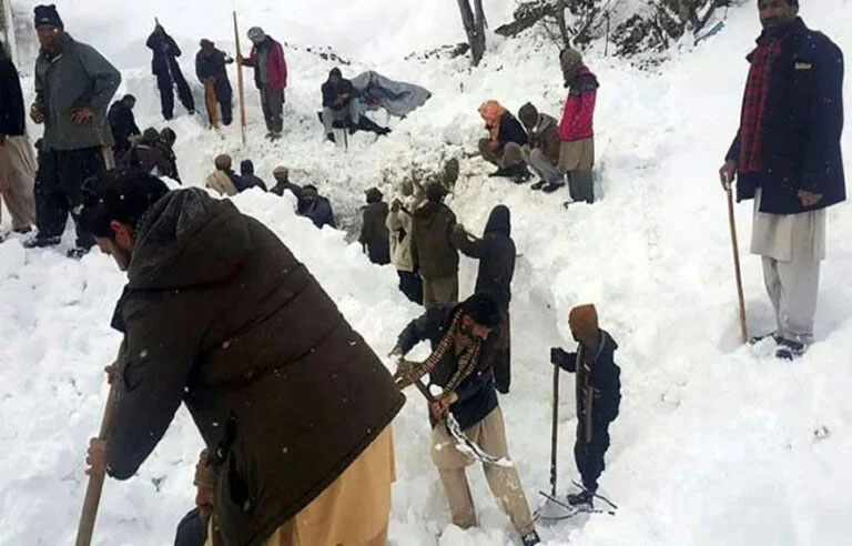 استور میں کئی گھنٹوں سے برفباری جاری، زمینی رابطہ منقطع،لوگ گھروں میں محصور