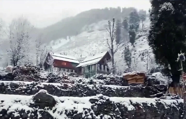 موسم کروٹ بدلنے کو تیار! آئندہ 24 گھنٹوں میں کہاں بارش اور کہاں برفباری ہوگی؟ محکمہ موسمیات نے بتا دیا