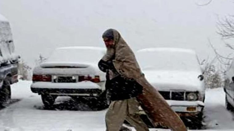 ملک بھر میں آج سے بارش، پہاڑوں پر برفباری کا امکان، سردی کی شدت میں مزید اضافہ متوقع
