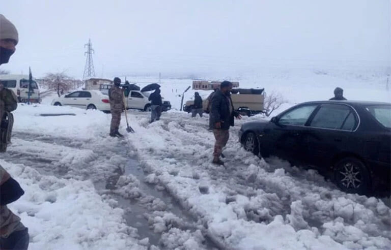 برف نے زندگی منجمد کر دی !بالائی علاقوں میں برفباری، راستے بند، پاک فوج کا ریسکیو آپریشن جاری