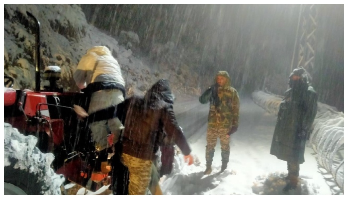 وادی تیراہ میں برفباری کے باعث پھنسے ہوئے آئی ڈی پیز کی محفوظ مقامات پر منتقلی کیلئے آپریشن جاری