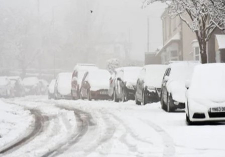 بالائی علاقوں میں شدید برفباری سے نظام زندگی مفلوج، سڑکیں بند، سیاح محصور، 2 افراد جاں بحق