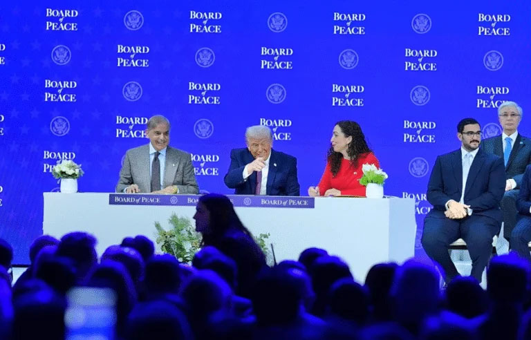 بورڈ آف پیس کے چارٹر پر دستخط کرنے کی تقریب، ٹرمپ نے خصوصی طور پر فیلڈ مارشل کی طرف اشارہ کرتے ہوئے خیرمقدم کیا