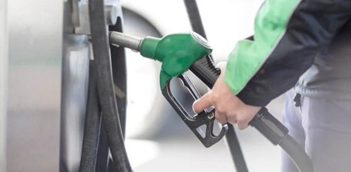 سانسیں تھم گئیں! پیٹرول کتنے روپے سستا ہونیوالاہے؟ پاکستانی عوام کیلئے ناقابل یقین خوشخبری آ گئی