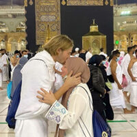 معروف فرانسیسی اداکار کا اسلام قبول کرنے کے بعد والدہ کے ہمراہ عمرہ