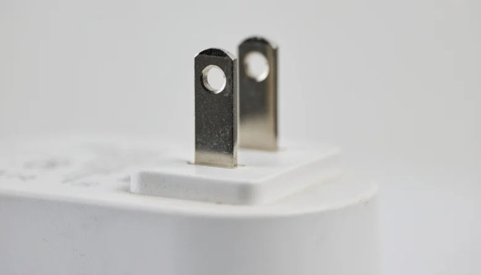 آخر کچھ پلگز میں یہ سوراخ کیوں موجود ہوتے ہیں؟