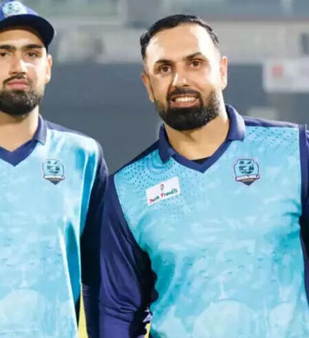 کرکٹ کی دنیا میں تاریخی لمحہ! محمد نبی اور بیٹے نے ایک ہی ٹیم میں کھیل کر ریکارڈ قائم کر دیا