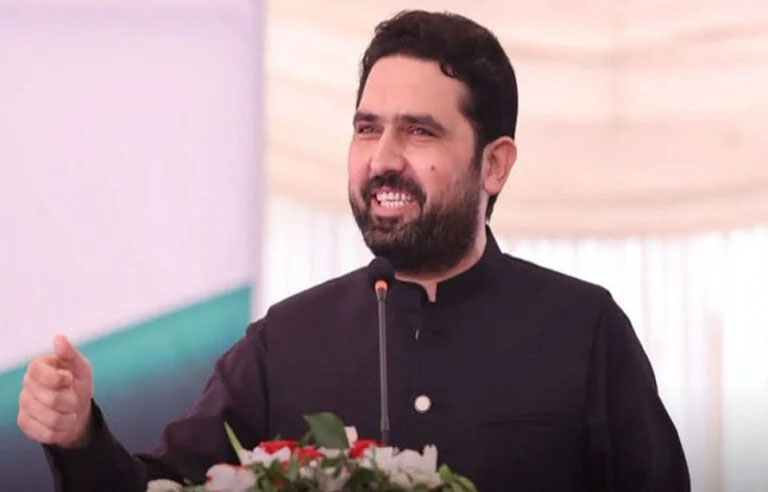 خیبرپختونخوا 13 سال کیوں پسماندہ؟طالبہ کے سوال نے وزیراعلیٰ خیبرپختونخوا کو لاجواب کر دیا