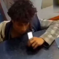 نوجوان کے منہ میں موبائل کی بیٹری پھٹ گئی، ویڈیو وائرل