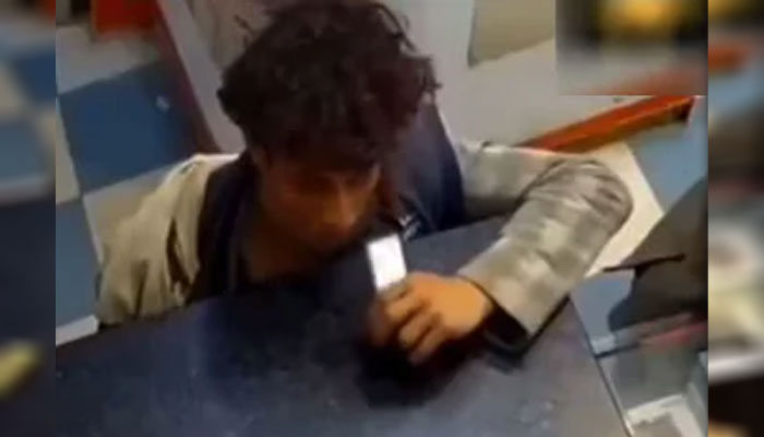 نوجوان کے منہ میں موبائل کی بیٹری پھٹ گئی، ویڈیو وائرل