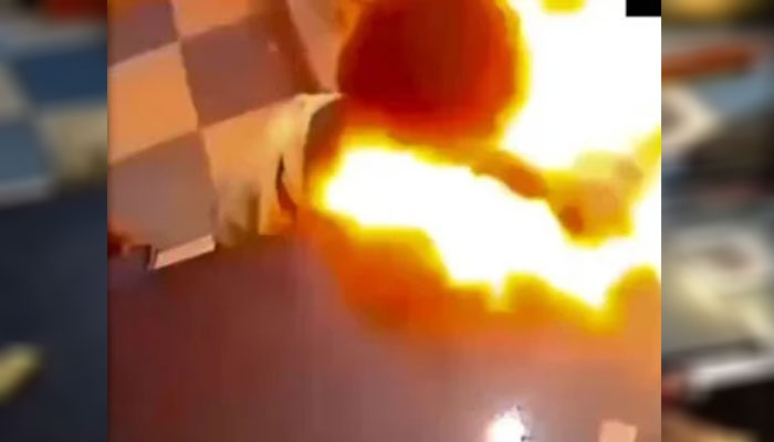 نوجوان کے منہ میں موبائل کی بیٹری پھٹ گئی، ویڈیو وائرل