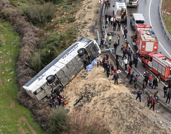 ترکیہ میں بس حادثے کا شکار 9 افراد جاں بحق، 26 زخمی