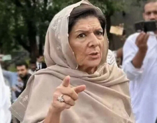 بانی مضبوط ہیں، وہ قرآن اور اس کا ترجمہ پڑھتے ہیں ، علیمہ خان