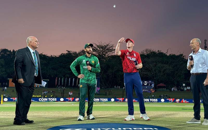 ٹی 20 ورلڈکپ سپر 8: پاکستانی بولرز کا شاندار آغاز، ہدف کے تعاقب میں انگلینڈ کی 2 وکٹیں گر گئیں