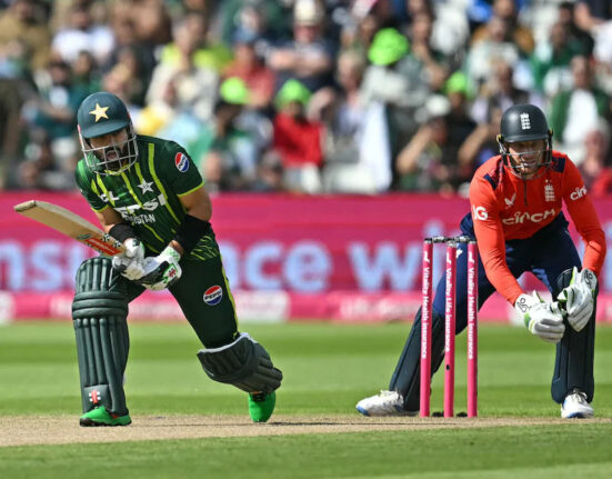 پاکستان کی انگلینڈ کیخلاف بیٹنگ جاری، 2 کھلاڑی آوٹ