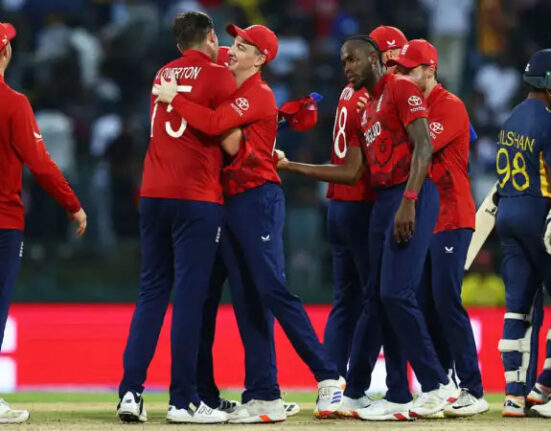 پاکستان نے انگلینڈ کیخلاف 6 اوورز میں 2 وکٹوں کے نقصان پر 46 رنز بنا لیئے ہیں