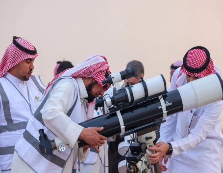 ماہ رمضان: دوربین سے چاند نہ دیکھیں،ورنہ نقصان ہوسکتا ہے، متحدہ عرب امارات نے خبردار کردیا