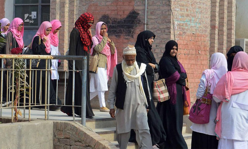 خیبر پختونخوا ، گرلز کالجز کی تقریبات میں موسیقی ، رقص اور موبائل فون پر پابندی