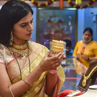 ایک دن کی کمی کے بعد سونا دوبارہ مہنگا، فی تولہ کتنے کا ہو گیا؟ جانئے