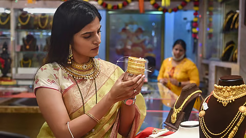 ایک دن کی کمی کے بعد سونا دوبارہ مہنگا، فی تولہ کتنے کا ہو گیا؟ جانئے