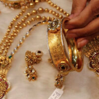 زیر استعمال زیورات پر زکوٰۃ کا کیا حکم ہے؟