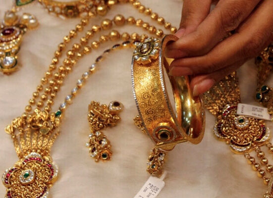 زیر استعمال زیورات پر زکوٰۃ کا کیا حکم ہے؟