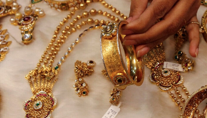 زیر استعمال زیورات پر زکوٰۃ کا کیا حکم ہے؟