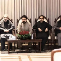 کوئی خیبرپختونخواہ کا چاچا ماما نہ بنے ہم یہاں رہتے ہیں ہمارے بچوں نے بھی یہاں رہنا ہے، جنید اکبر