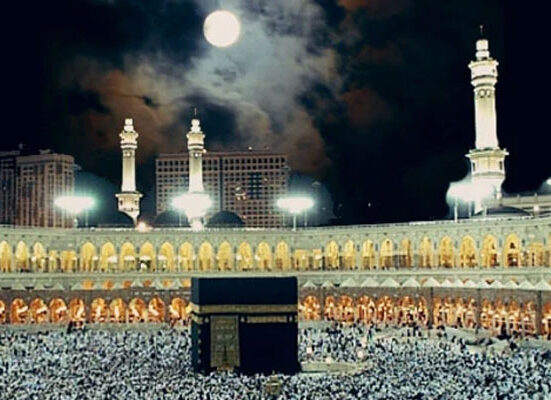 آج رات حیران کن منظر!چاند سیدھا خانہ کعبہ کے اوپر،ایمان افروز لمحہ