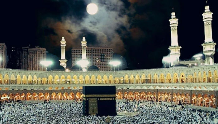 آج رات حیران کن منظر!چاند سیدھا خانہ کعبہ کے اوپر،ایمان افروز لمحہ