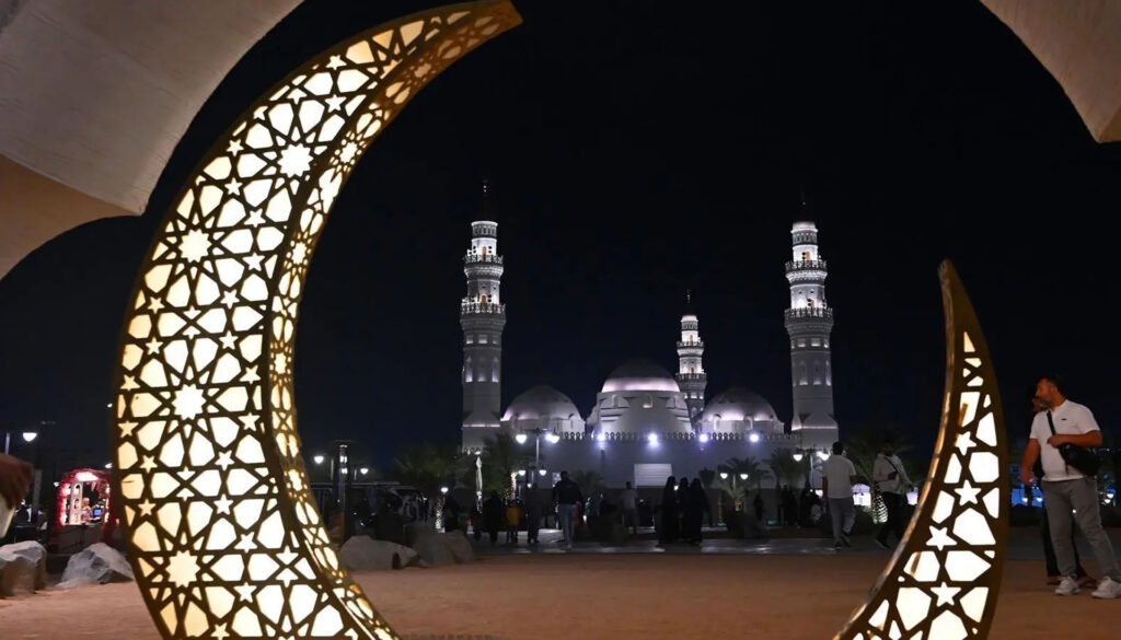 مدینہ منورہ کے بازاراور شاہراہوں کو ماہِ رمضان کی آمد پر سجا دیا گیا