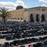 اسرائیلی پابندیوں کے باوجود ایک لاکھ فلسطینیوں کی مسجد اقصیٰ کے احاطے میں نمازِ جمعہ کی ادائیگی