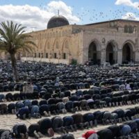 اسرائیلی پابندیوں کے باوجود ایک لاکھ فلسطینیوں کی مسجد اقصیٰ کے احاطے میں نمازِ جمعہ کی ادائیگی