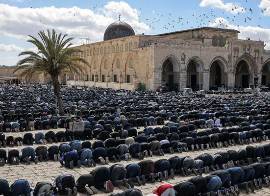اسرائیلی پابندیوں کے باوجود ایک لاکھ فلسطینیوں کی مسجد اقصیٰ کے احاطے میں نمازِ جمعہ کی ادائیگی