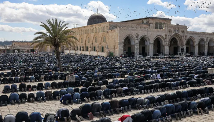 اسرائیلی پابندیوں کے باوجود ایک لاکھ فلسطینیوں کی مسجد اقصیٰ کے احاطے میں نمازِ جمعہ کی ادائیگی