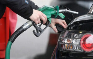 عوام پر نیا بوجھ! پیٹرولیم مصنوعات کی قیمتیں بڑھنے کو تیار، پیٹرول اور ڈیزل مہنگے ہونے والے ہیں