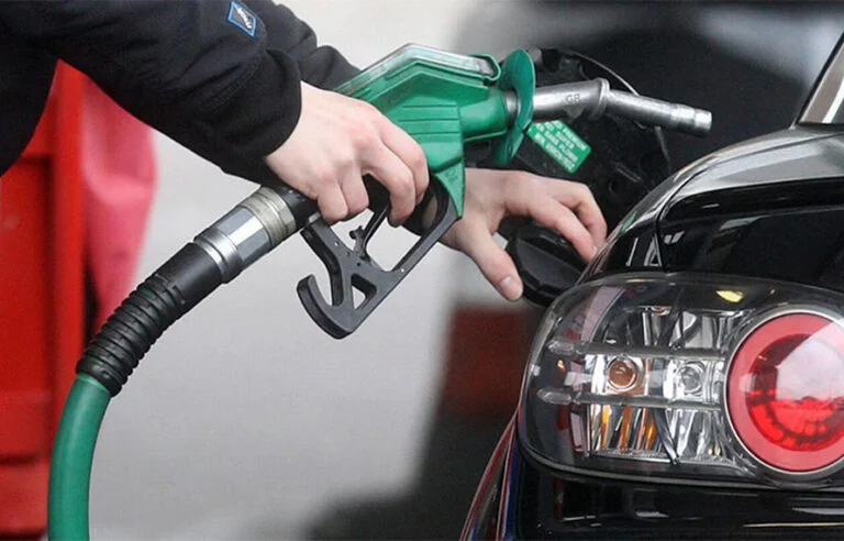 عوام پر نیا بوجھ! پیٹرولیم مصنوعات کی قیمتیں بڑھنے کو تیار، پیٹرول اور ڈیزل مہنگے ہونے والے ہیں