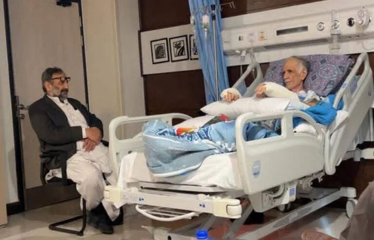 پرویز خٹک ہسپتال میں زیرِ علاج، زخمی حالت میں پہلی تصویر منظرعام پر آ گئی