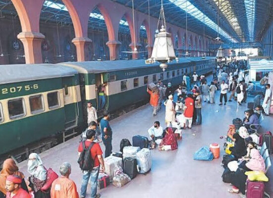 کیا مسافر سفر کی بناء پر روزہ چھوڑ سکتا ہے؟