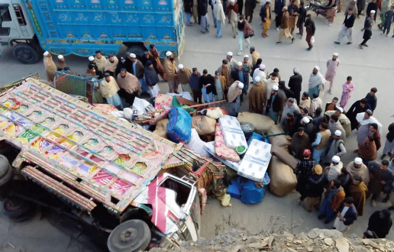 وطن واپسی پر افغان خاندان کی گاڑی کو حادثہ،ہلاکتوں کا خدشہ ، افسوسناک خبر آگئی