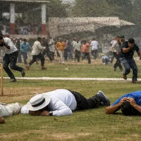 کرکٹ میچ کے دوران مکھیوں کا حملہ، امپائر ہلاک،خبر نے شائقین کو افسردہ کردیا