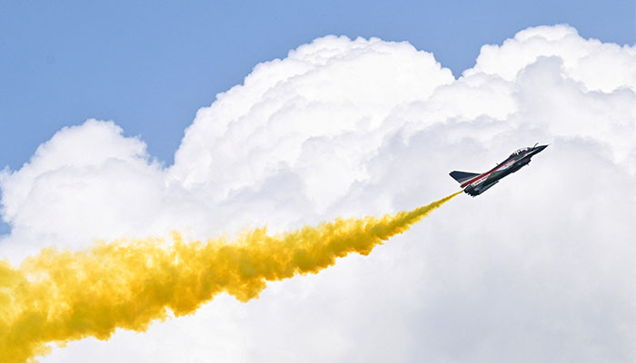 پاک بھارت معرکے کے بعد جے 10 سی کے چرچے، سنگاپور ائیر شو میں شاندار فضائی مظاہرہ