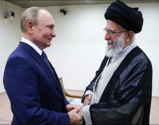 روس نے پابندیاں روند ڈالیں ، ایران کو ڈھائی ارب ڈالر نقد بھیجے، ٹرمپ بس منہ تکتے رہ گئے