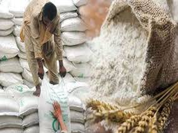 غریب کے ہاتھ سے نوالہ چھن گیا! آٹا خواب بن گیا، قیمتیں آسمان پر،5 کلو کا تھیلا 900 روپے تک پہنچ گیا