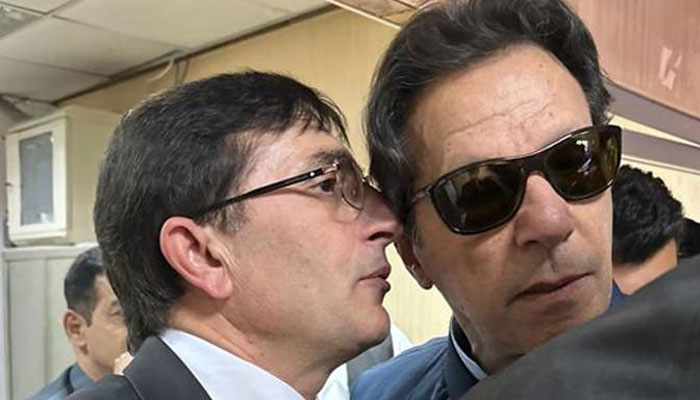 بشریٰ بی بی نے بتایا ڈاکٹروں نے پروسیجر تجویزکیا ورنہ عمران خان کی آنکھ ضائع ہونےکا خدشہ تھا: بیرسٹرگوہر