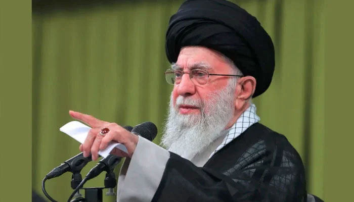 خامنہ ای سے ملاقات کیلئے لوگوں کو آنکھوں پر پٹی باندھ کر لے جایا جاتا تھا، بڑا دعویٰ