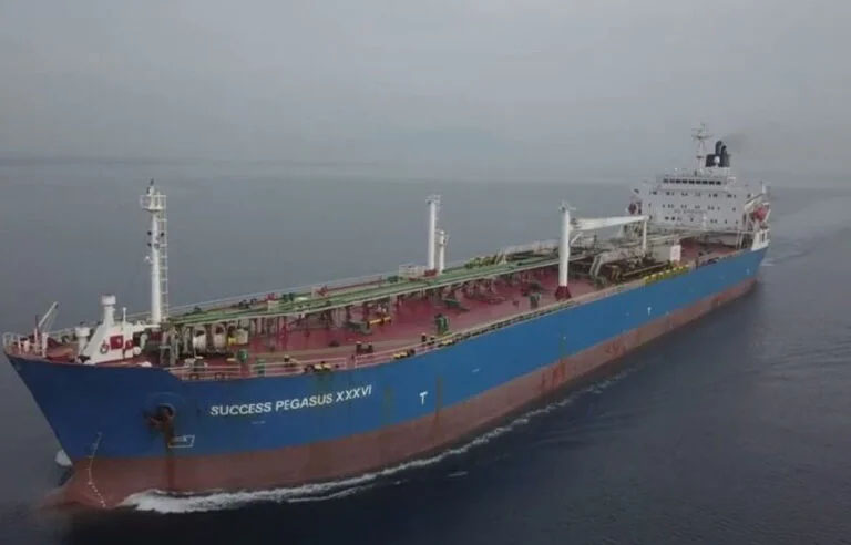 پورٹ قاسم پر پیٹرول کے جہاز پہنچ گئے، پاکستان میں توانائی بحران ختم ہونے کا امکان