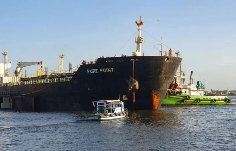 پیٹرول بحران میں کمی کی امید! تیل کی فراہمی میں اہم پیش رفت، 3 جہاز کل پاکستان پہنچیں گے