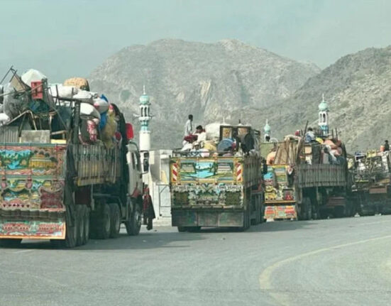 پشاور، نوشہرہ اور چارسدہ میں افغان مہاجرین کیخلاف کریک ڈاؤن کا آغاز، 2 ہزار سے زائد گرفتار